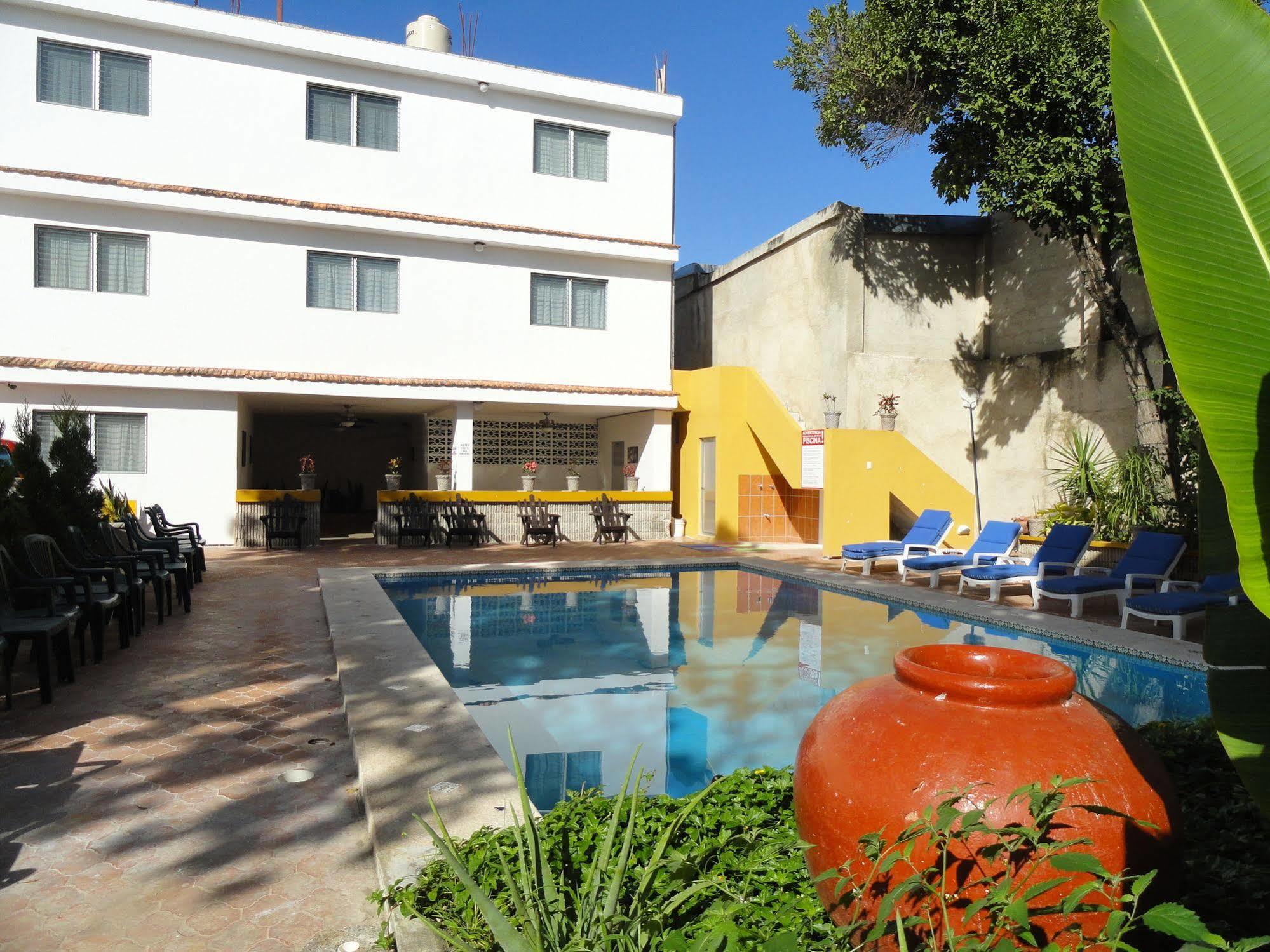 Hotel Las Dalias Inn Merida Exterior photo