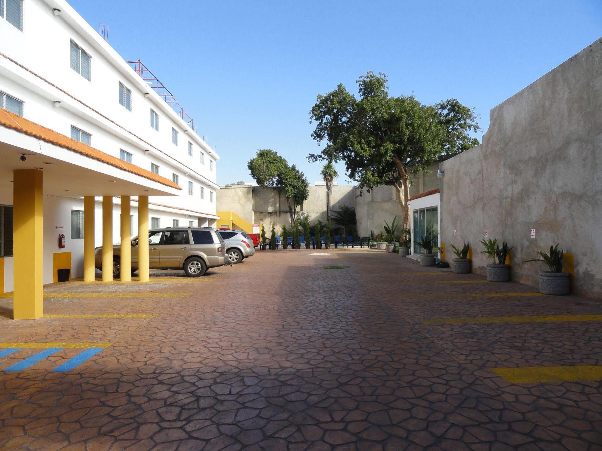 Hotel Las Dalias Inn Merida Exterior photo