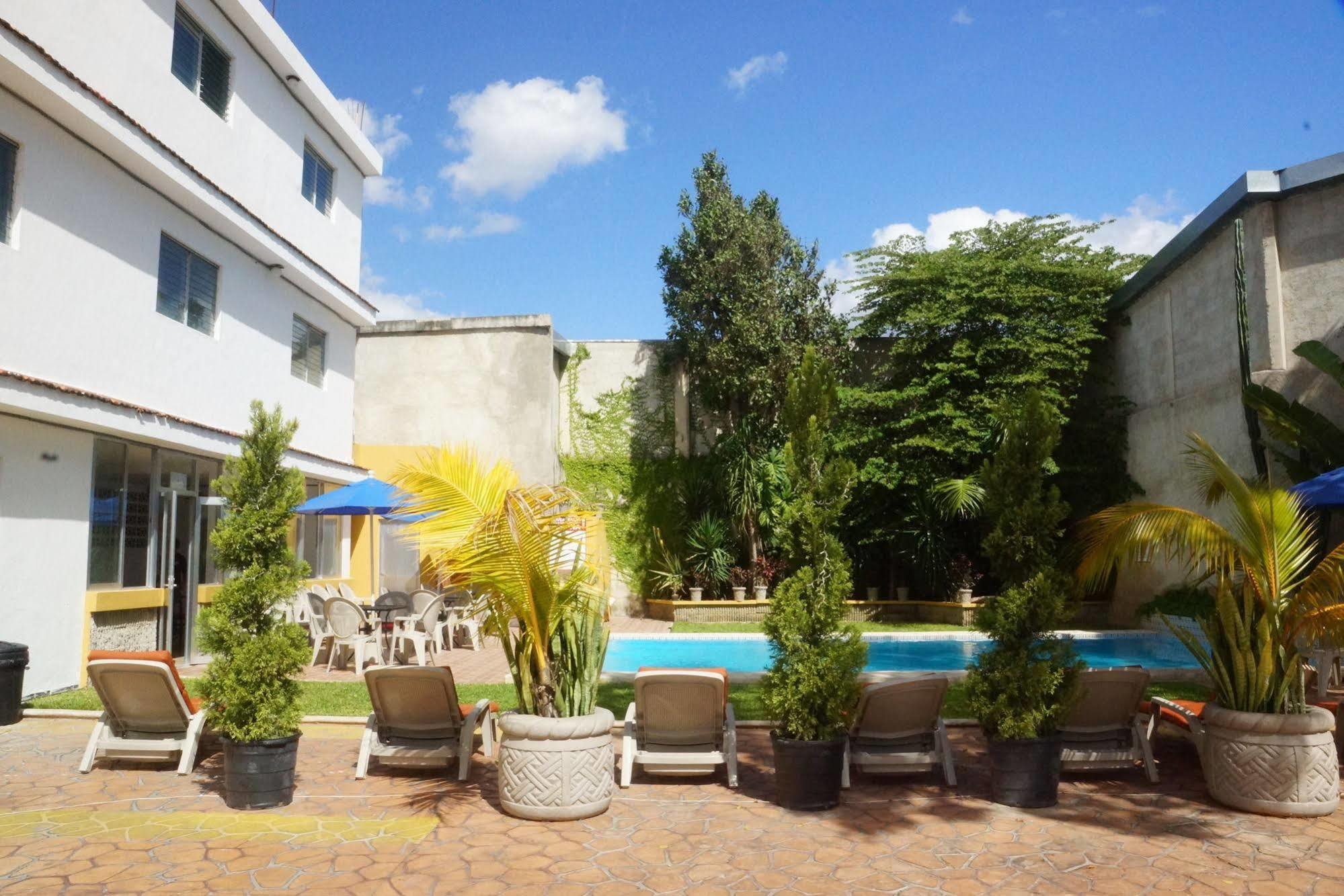Hotel Las Dalias Inn Merida Exterior photo