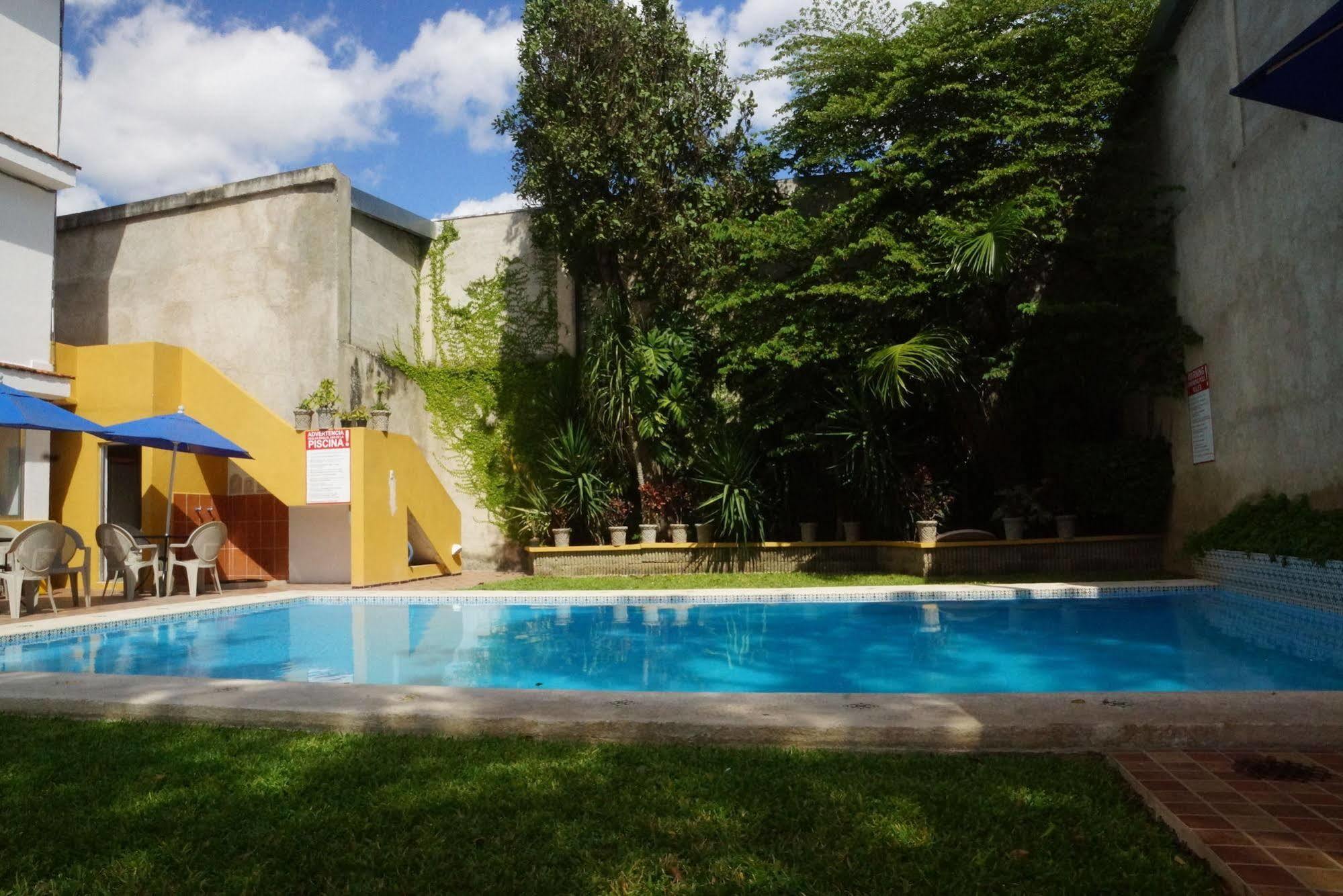 Hotel Las Dalias Inn Merida Exterior photo